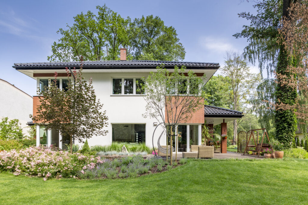 Weiße Villa mit Garten